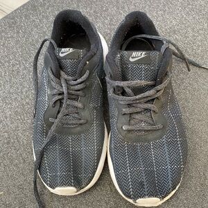 NIKE Lightweight Plaid Black Sneakers‎